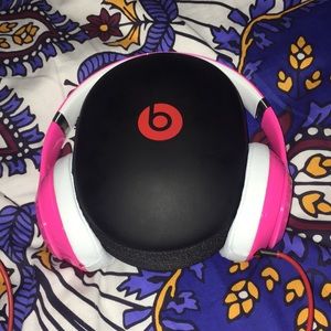 New condition worn twice Beat Sudios(not wireless)